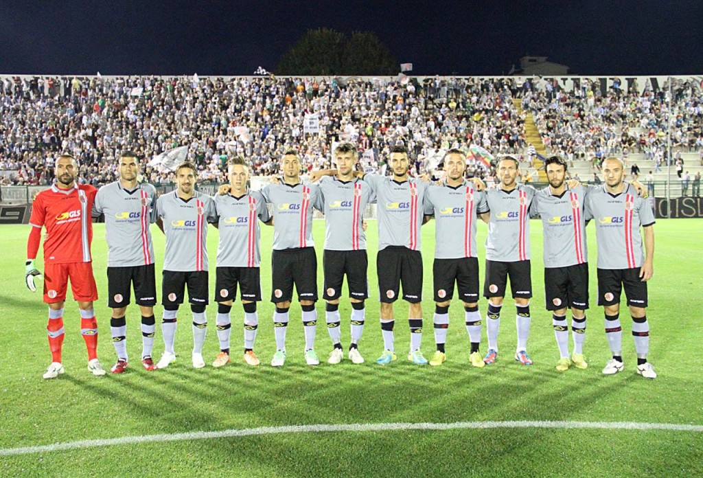 La squadra dell'Alessandria schierata prima del match.