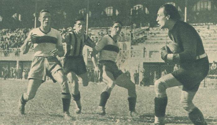 1941-liguria-0-atalanta-2-amoretti-blocca-la-palla-gattoronchieri-e-tortarolo-osservano