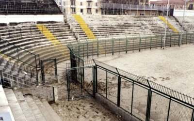 “Un’alluvione finisce anche così, con ventidue giocatori in braghette corte che entrano in campo. E undici hanno la maglia grigia”