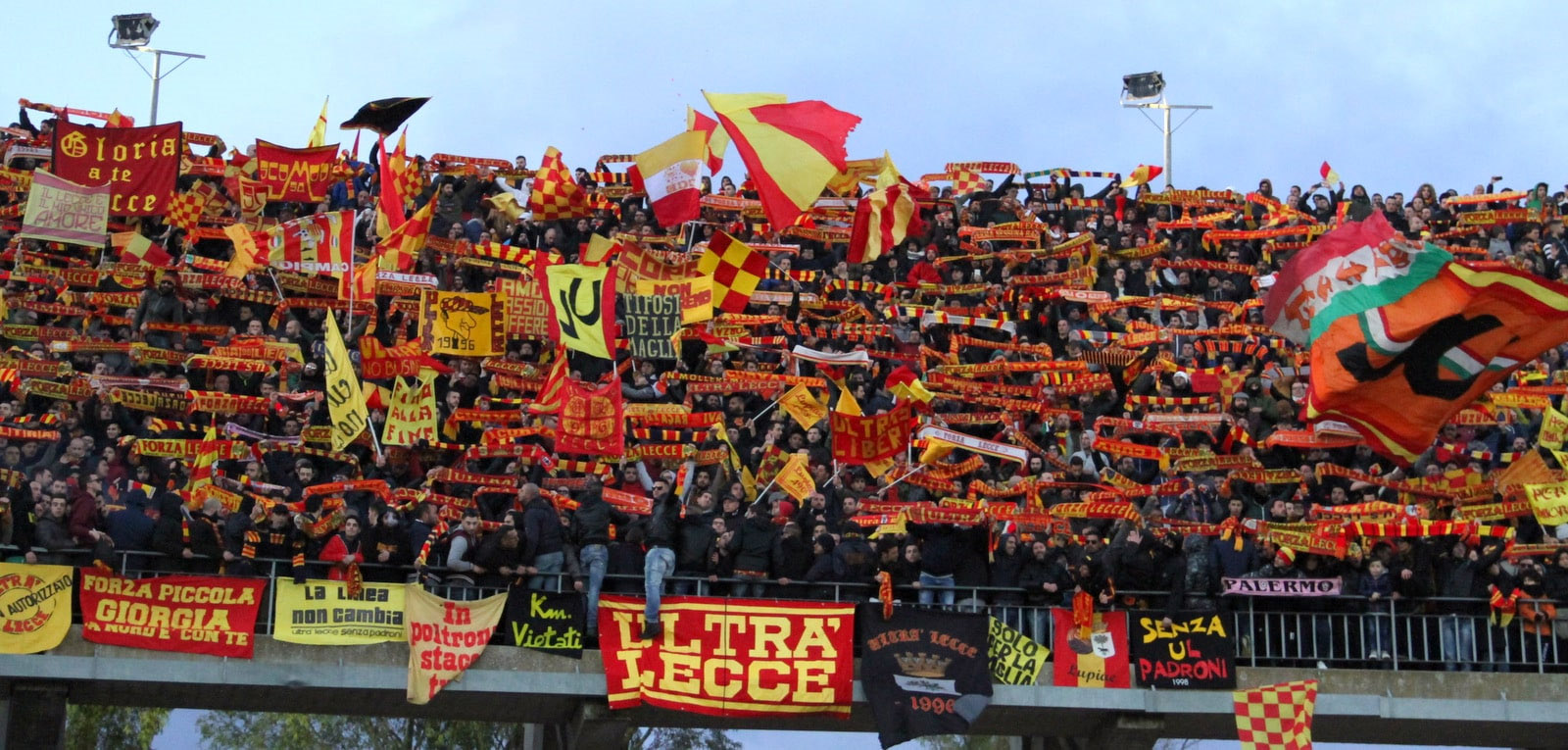 Risultato immagini per tifosi lecce ultras anni 80