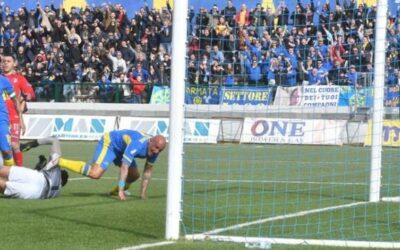 I Grigi escono imbattuti da Carrara con un gran gol di De Luca